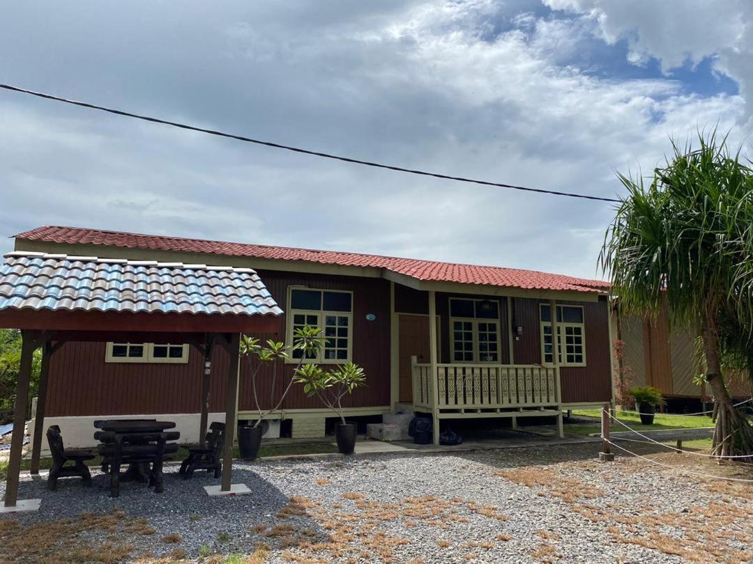 Tamteh Homestay Ayer Hitam Buitenkant foto